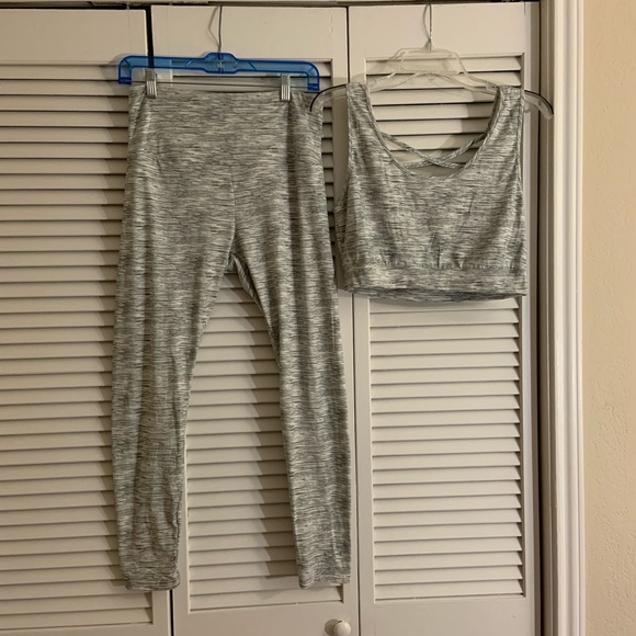 Complete Workout set crop tank and leggings - Picture 4 of 7